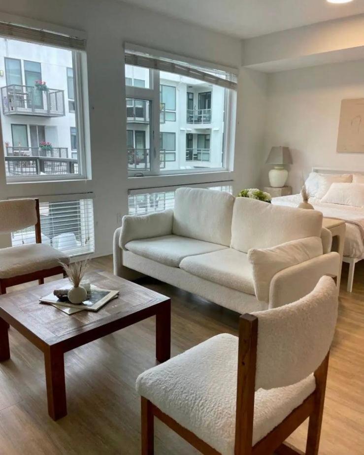 Stylish Downtown Views & Amenities Apartamento
